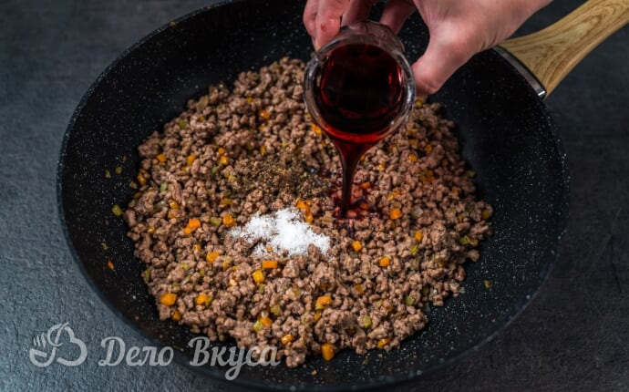 Каннеллони с мясным фаршем: добавляем специи и вино в сковороду