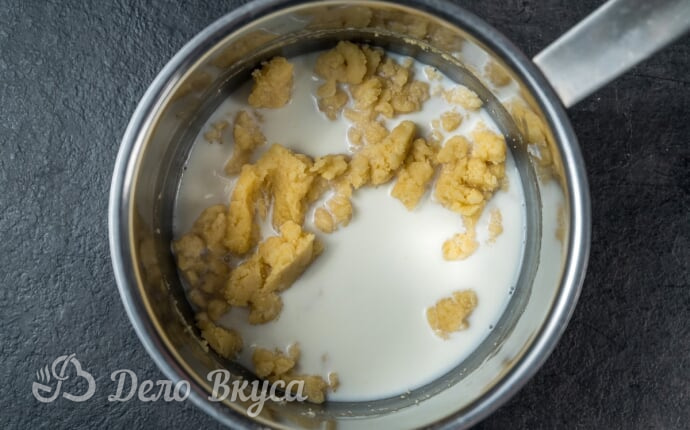 Каннеллони с мясным фаршем: добавляем к муке горячее молоко