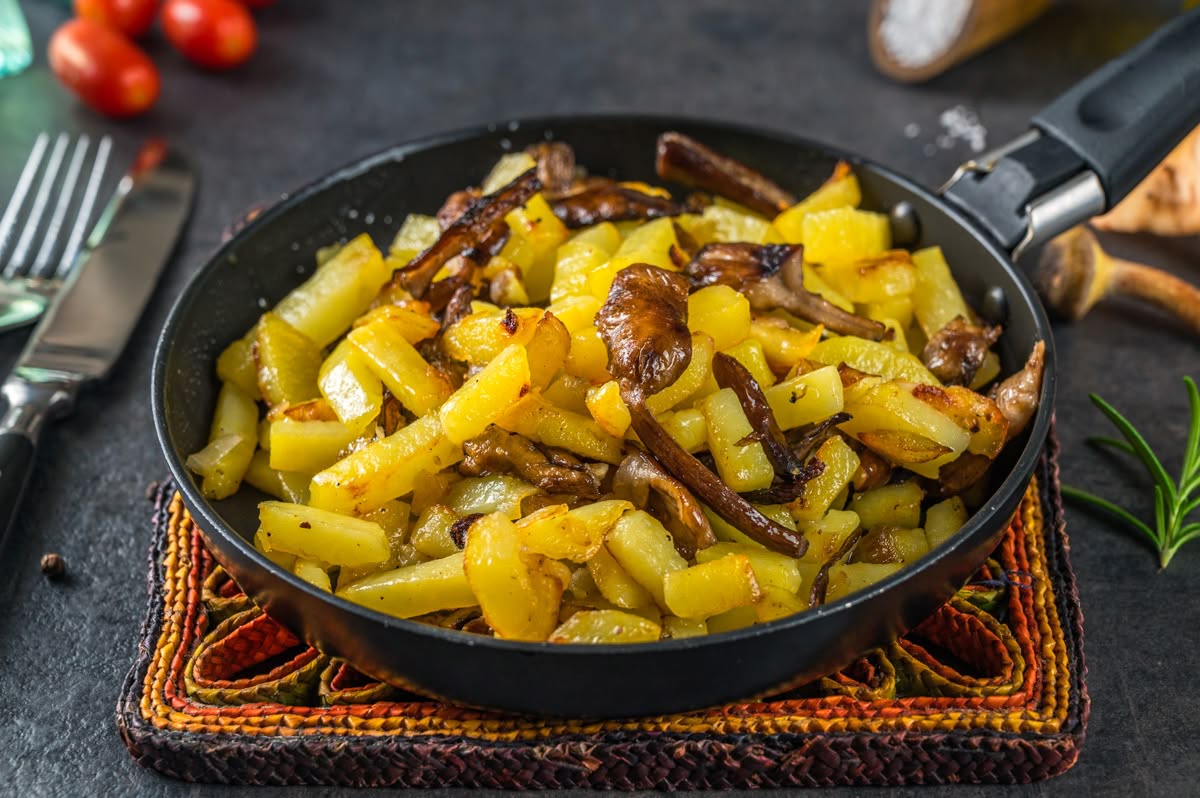 Жареная картошка с опятами и луком