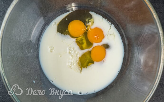 Блинчики с мясом: Соединяем яйца с молоком, сахаром и солью
