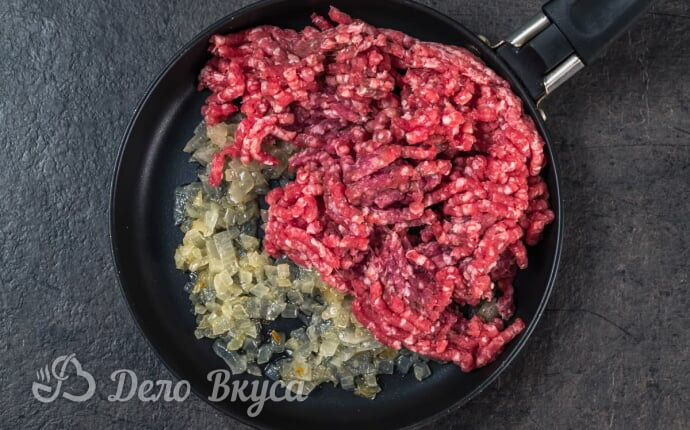 Блинчики с мясом: Обжариваем репчатый лук и добавляем фарш из говядины