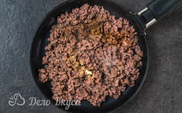 Блинчики с мясом: Обжариваем фарш и добавляем специи