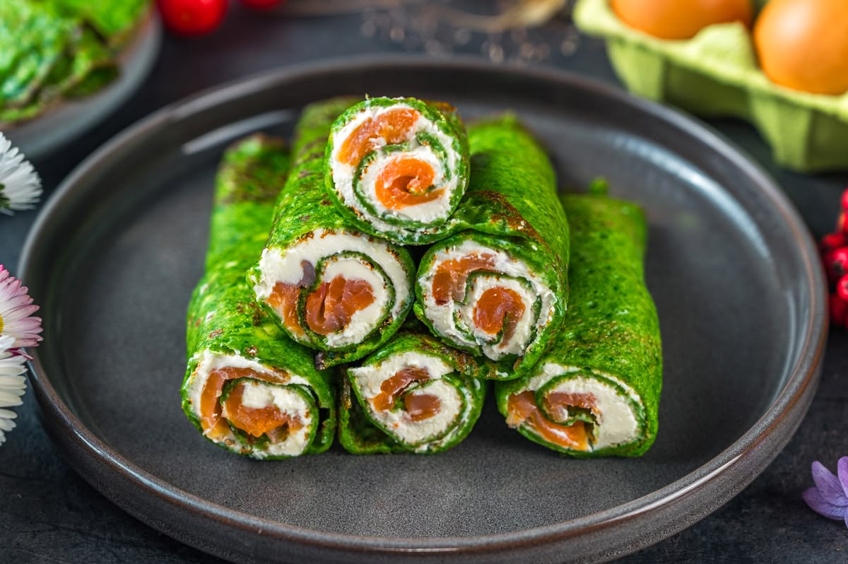 Блинчики со шпинатом и красной рыбой