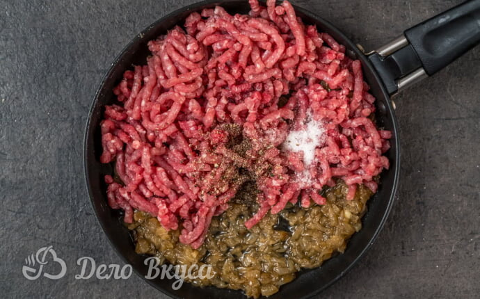 Блины с мясом и рисом: Обжариваем лук с мясным фаршем на сковороде