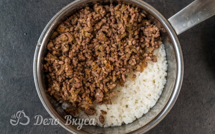 Блины с мясом и рисом: Соединяем вареный рис с жареным фаршем и все хорошо перемешиваем