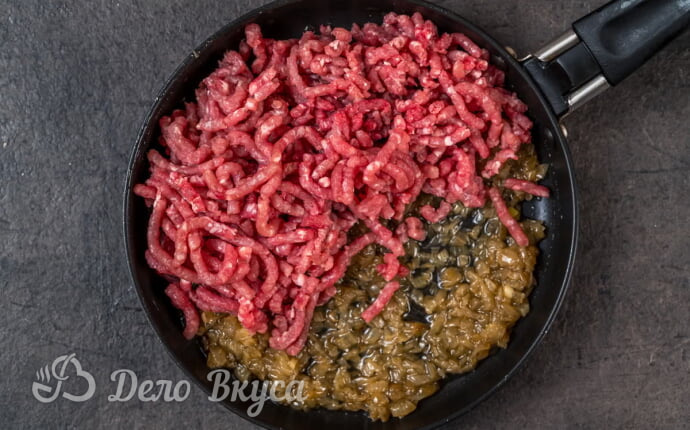Макароны по-флотски с фаршем: Добавляем в сковороду мясной фарш