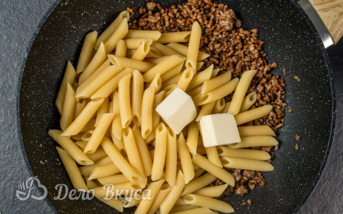 Макароны по-флотски с фаршем: Соединяем макароны с мясом и перемешиваем