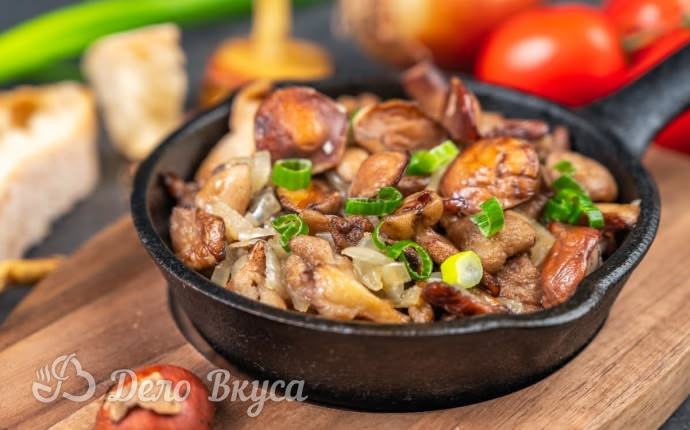 Жареные маслята с луком: фото к шагу 7. Жареные маслята с луком: фото к шагу 7.