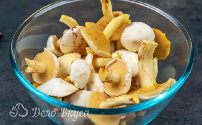 Жареные маслята с луком: фото к шагу 1. Жареные маслята с луком: фото к шагу 1.