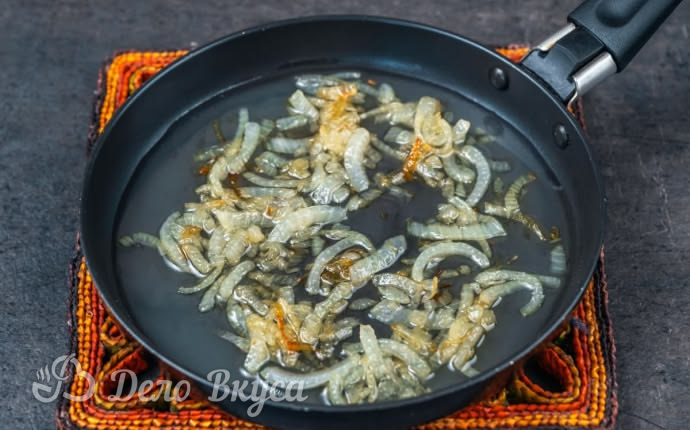 Жареные маслята с луком: фото к шагу 3. Жареные маслята с луком: фото к шагу 3.