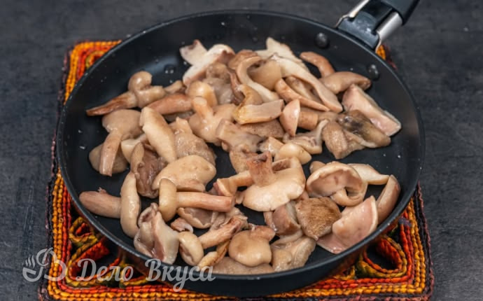 Жареные маслята с луком: фото к шагу 4. Жареные маслята с луком: фото к шагу 4.