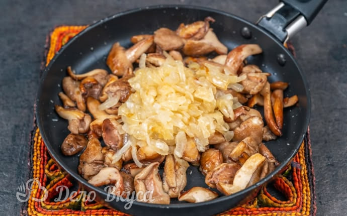 Жареные маслята с луком: фото к шагу 5. Жареные маслята с луком: фото к шагу 5.