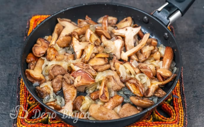 Жареные маслята с луком: фото к шагу 6. Жареные маслята с луком: фото к шагу 6.
