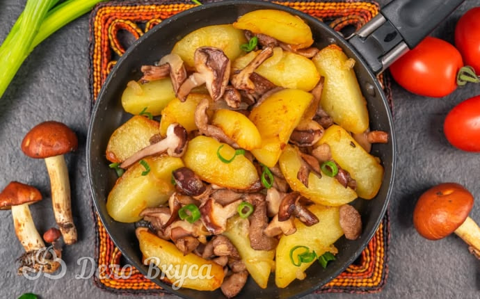 Жареные маслята с картошкой на сковороде