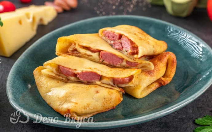 Рецепт блинчики с сосисками, сыром, зеленью и соусом из свежих томатов