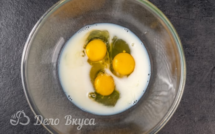 Миска с молоком и яйцами