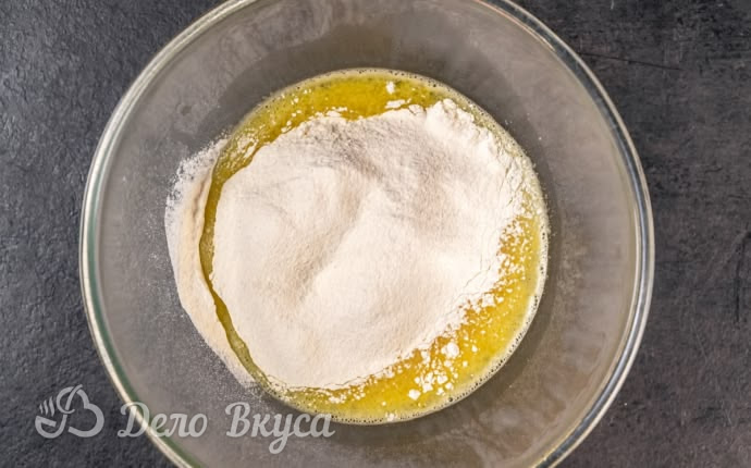 Яичная смесь с просеянной мукой в миске