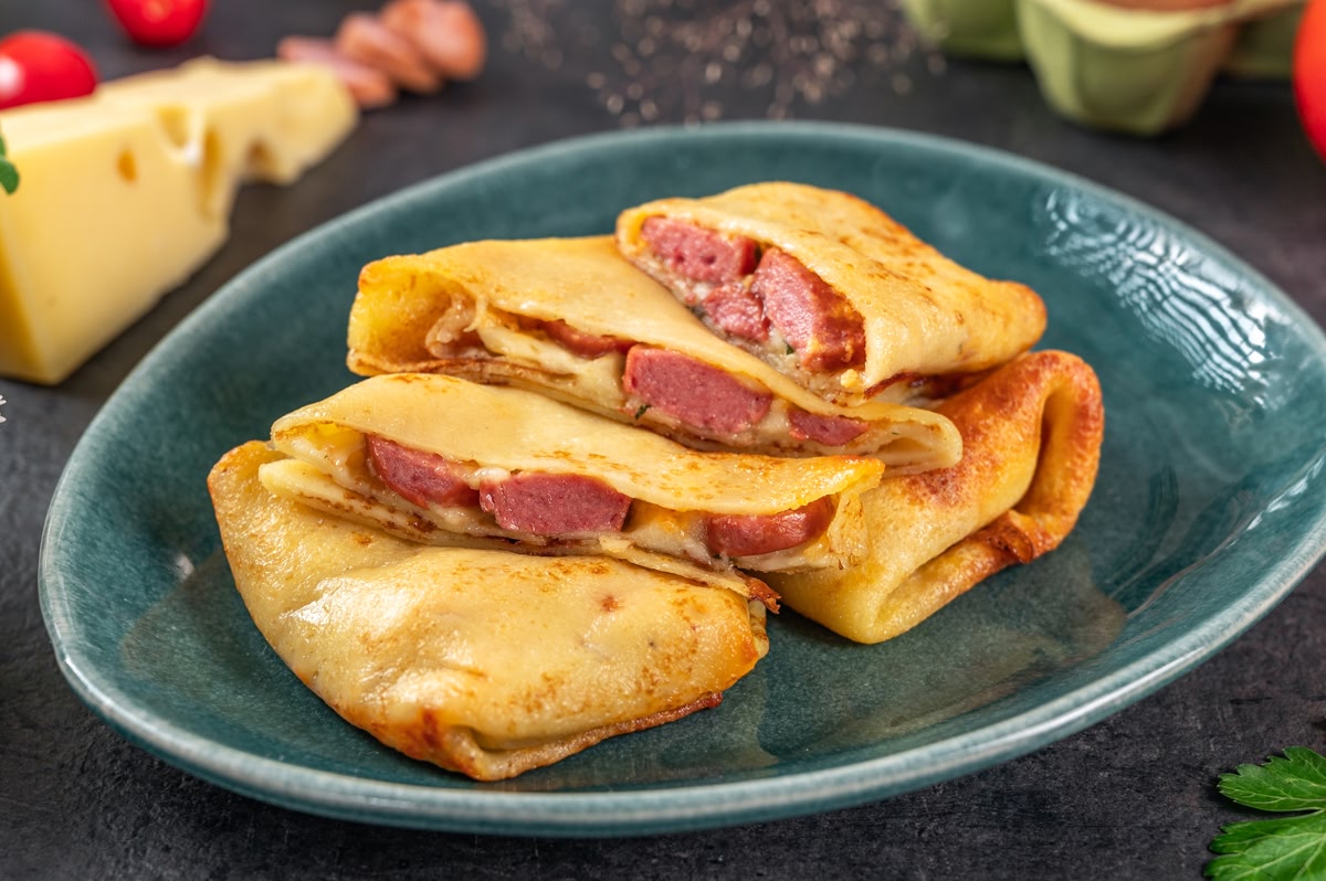 Блинчики с сосисками, сыром, зеленью и соусом из свежих томатов
