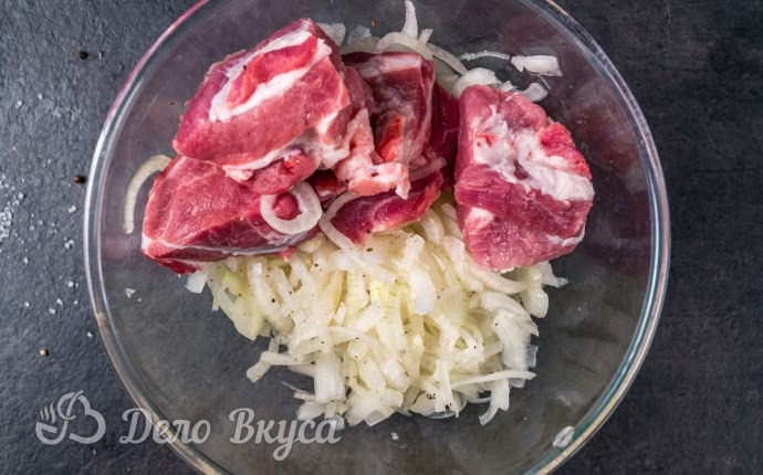 Кусочки свинины с луком в глубокой миске
